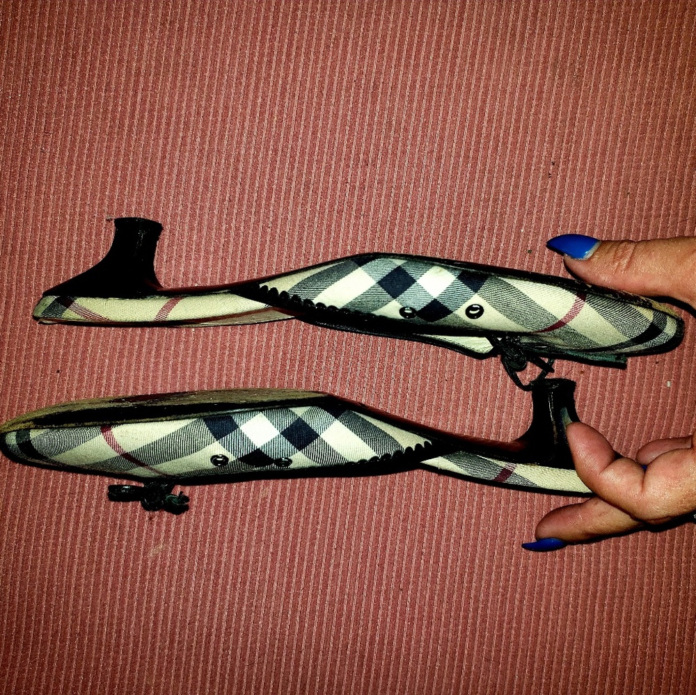 Authentic Burberry kitten heels - Picture 3 of 9